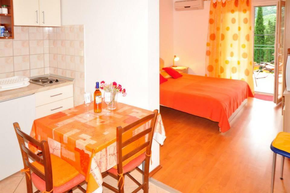 Apartments Franic Ploce  Exterior photo